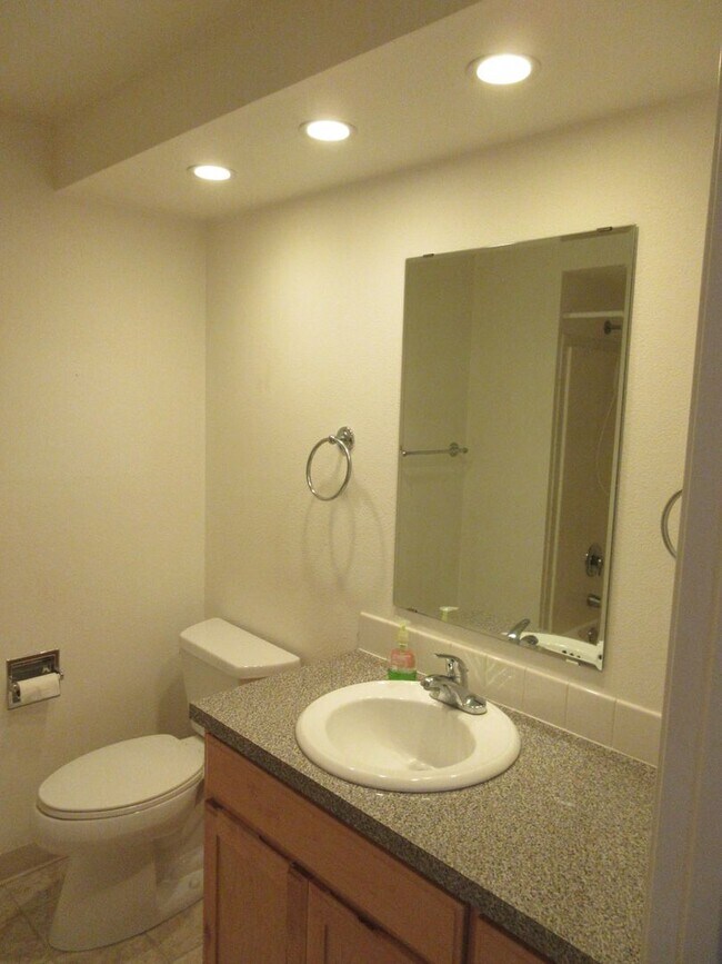 Building Photo - Well Maintained Three Bedroom in Keizer