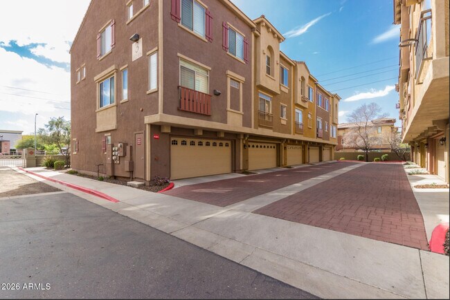 Building Photo - 900 S 94th St