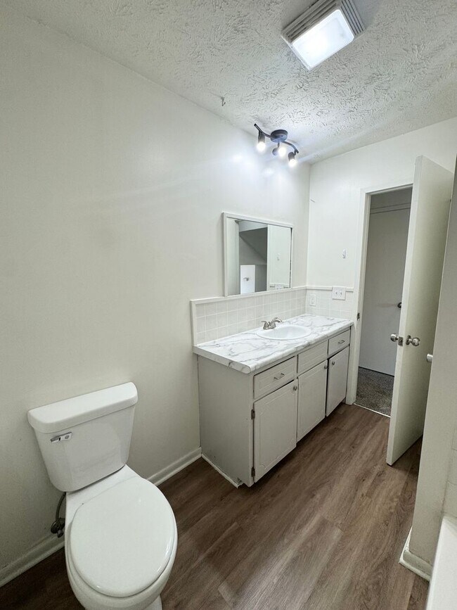 Building Photo - Spacious 3 Bedroom Available Now!