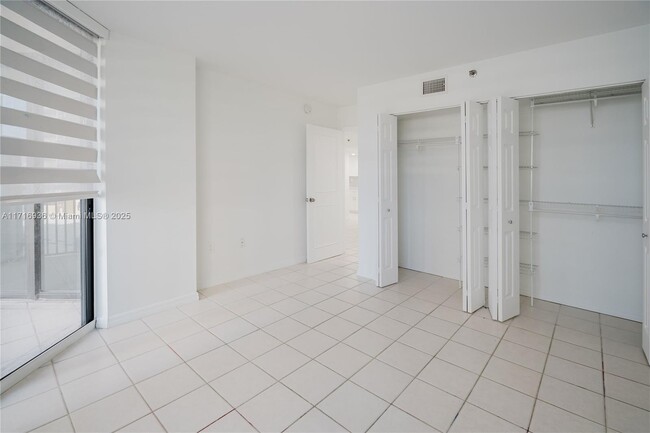 Building Photo - 540 Brickell Key Dr