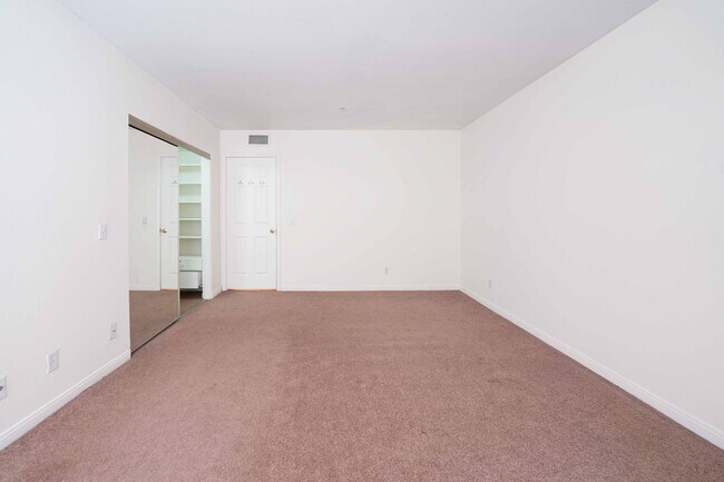 Building Photo - >>> THREE BEDROOM + THREE BATHS TOWNHOUSE ...