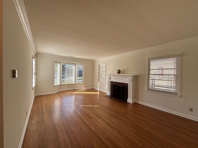 Building Photo - Beautiful 4 Bedroom 2.5 Bathroom SFR