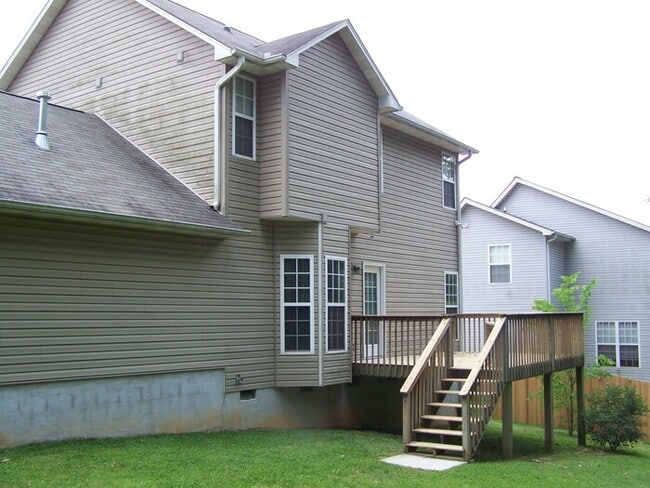 Building Photo - 3 bed, 2.5 bath, 2 car garage 2 story home...