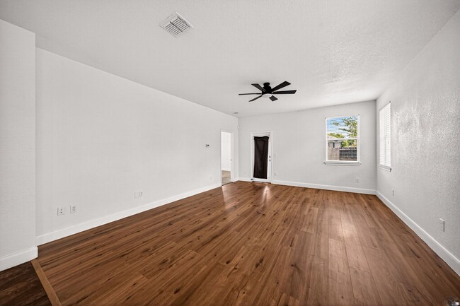 Building Photo - 7915 Cenote Dr