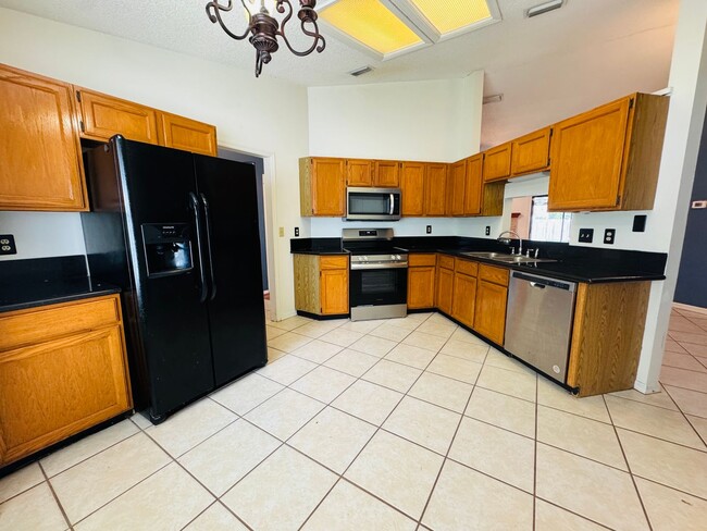 Building Photo - Charming 3 Bedroom, 2 Bath Home with Fence...