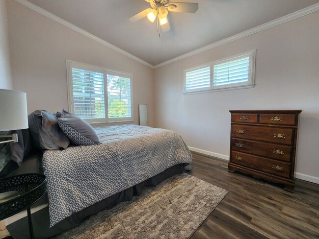 Building Photo - Utilities Included! 1 Bedroom Upstairs Apa...