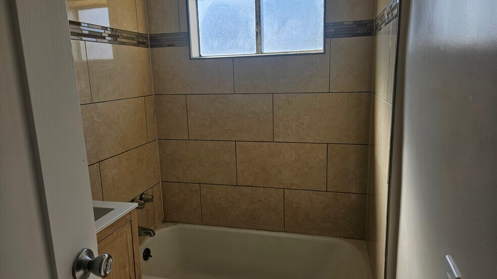 Shower/Tub - 1518 W 85th St
