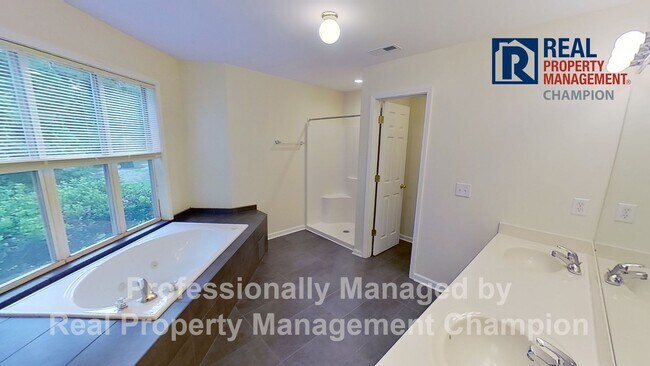 Building Photo - First Floor Condo with Spacious Floorplan