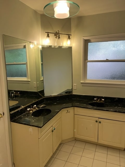 Building Photo - 2721 E Chevy Chase Dr