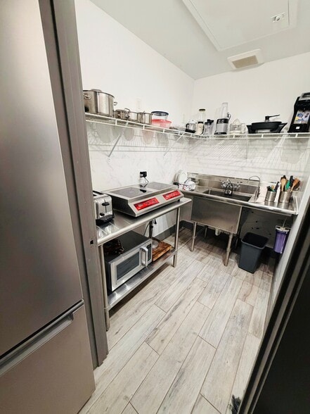 Building Photo - 2116 NE 8th Pl