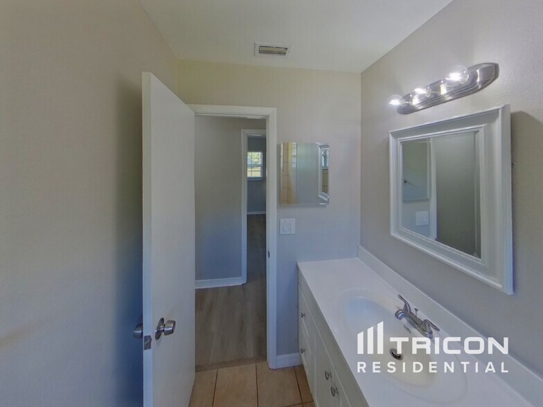 Building Photo - 4000 Berkshire Dr