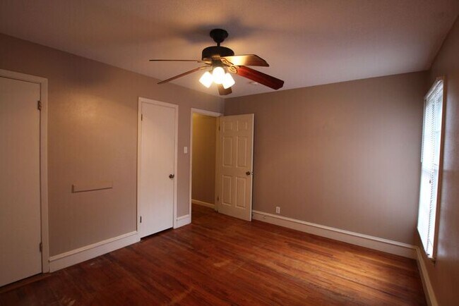 Building Photo - Charming 3 Bedroom 2 Bath Near TJC!