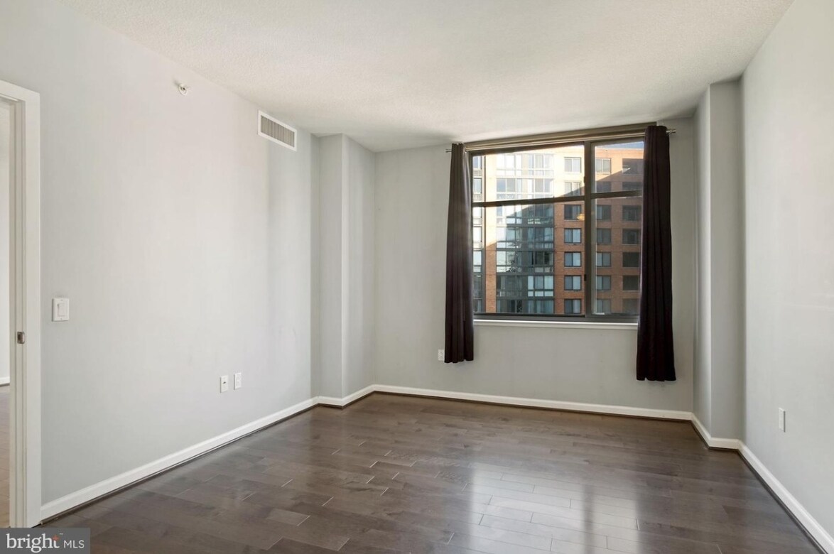 Building Photo - 440 L St NW