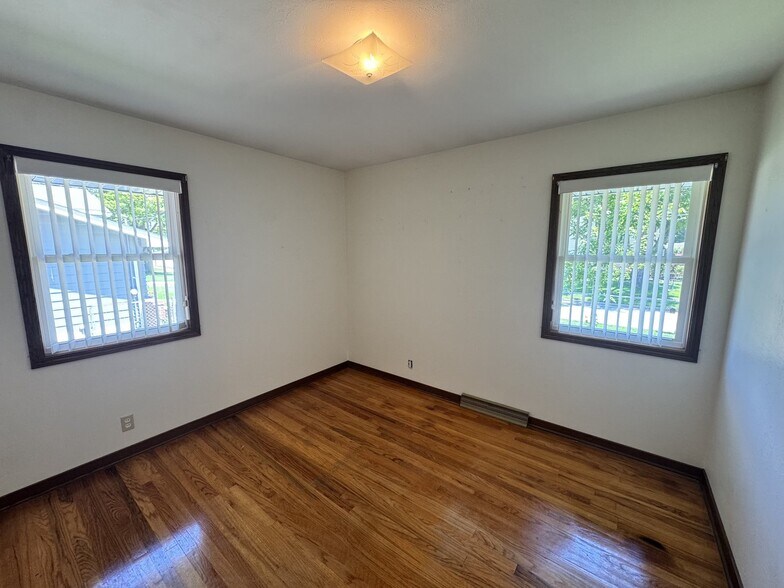 Building Photo - 860 3rd St