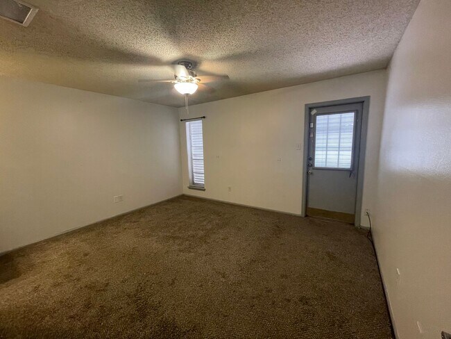 Building Photo - This spacious 3-bedroom, 2-bathroom apartment