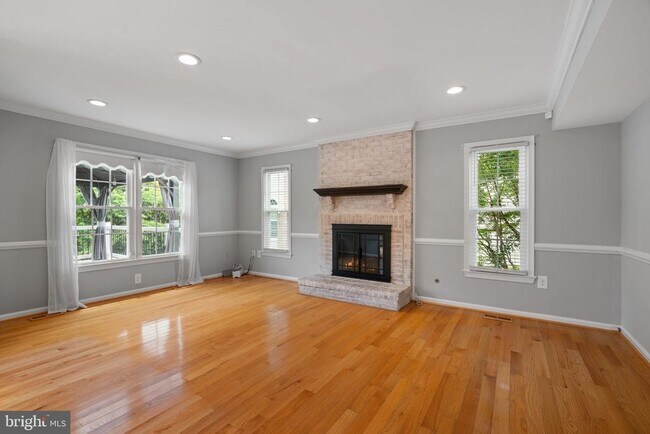 Building Photo - 8527 Silverview Dr