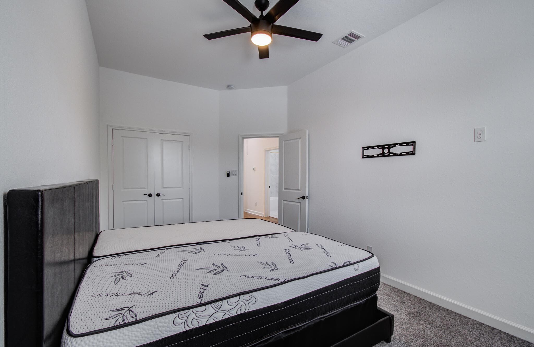 Building Photo - 5905 Crest Ct