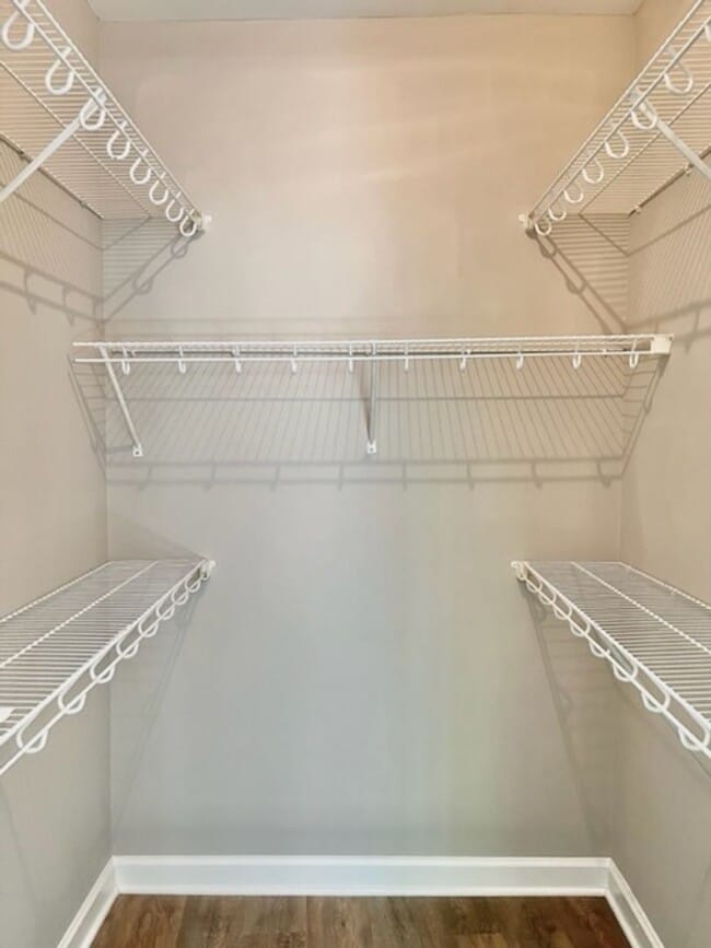 Building Photo - Large and quiet 1 BR 1 BA overlooking cour...