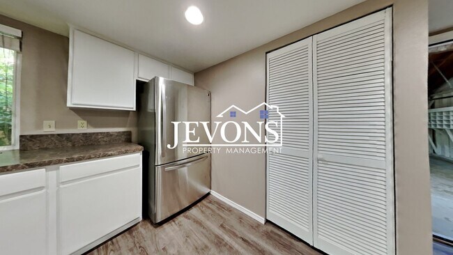 Building Photo - Charming 3-bedroom single-family home with...