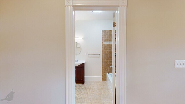 Building Photo - Renovated 2 Bedroom 2 Bath in Columbia Hei...