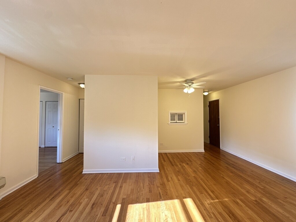 Building Photo - 665 W Wrightwood Ave