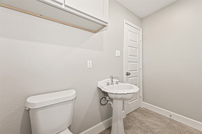 Building Photo - 1611 Drexel Dr