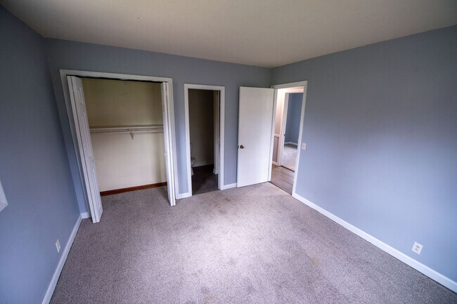 Building Photo - Lovely 3 Bed / 2 Bath in Private Setting--AVAILABLE NOW!!!