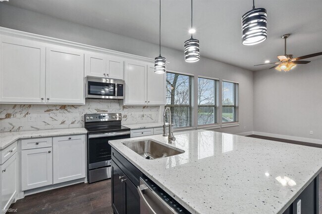 Building Photo - 4 br, 4 bath Duplex - 204 North Getzendane...