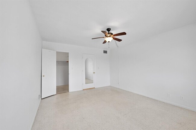 Building Photo - 2624 NE 32nd St