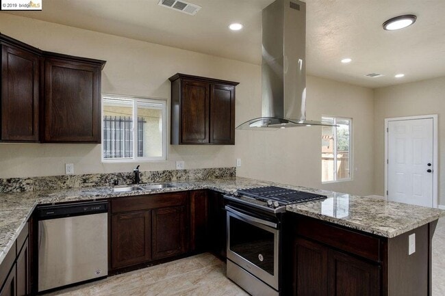 Building Photo - 106 Chanslor Ave