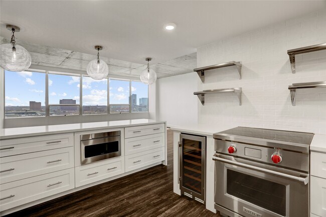 Building Photo - 2701 Westheimer Rd