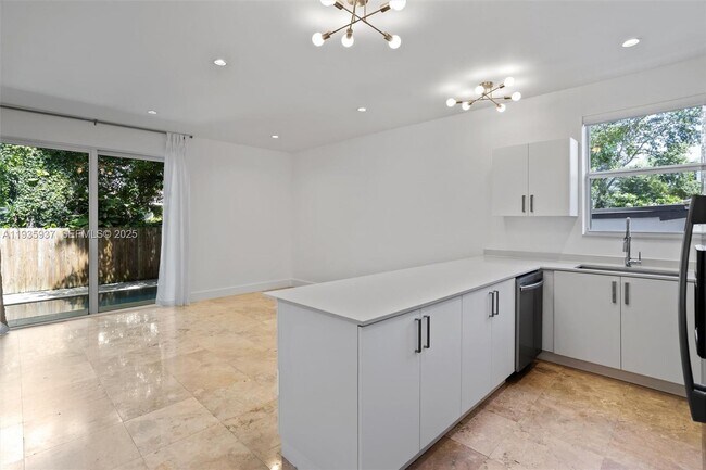 Building Photo - 2784 SW 34th Ave