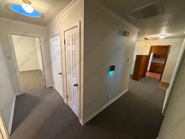 Building Photo - Spacious 4 Bedroom 2 Bathroom Home