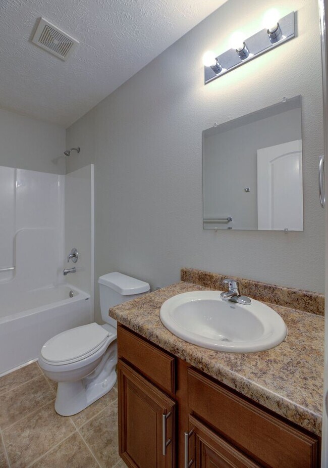 Building Photo - 3 Bedroom in Republic!