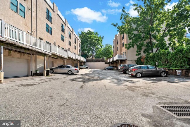 Building Photo - 156 Carson St