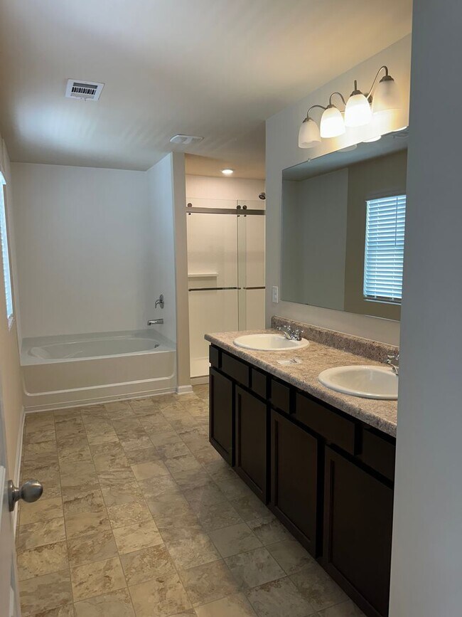 Building Photo - 4 Bedroom home in Gainesville!