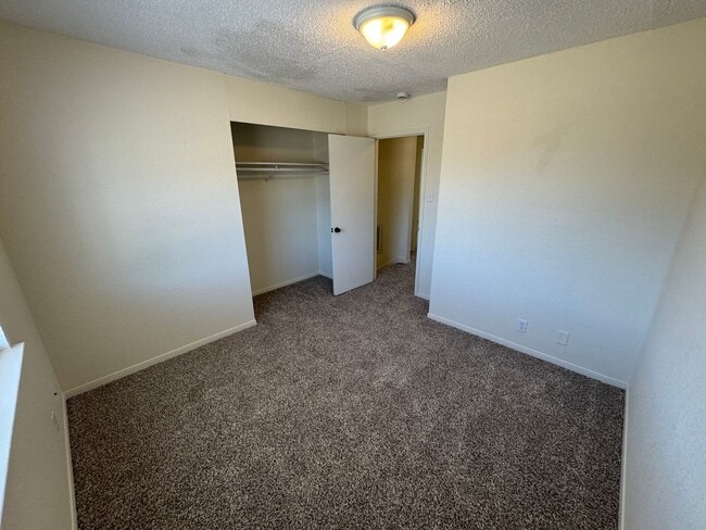 Building Photo - 2305 Lazy Ridge Dr