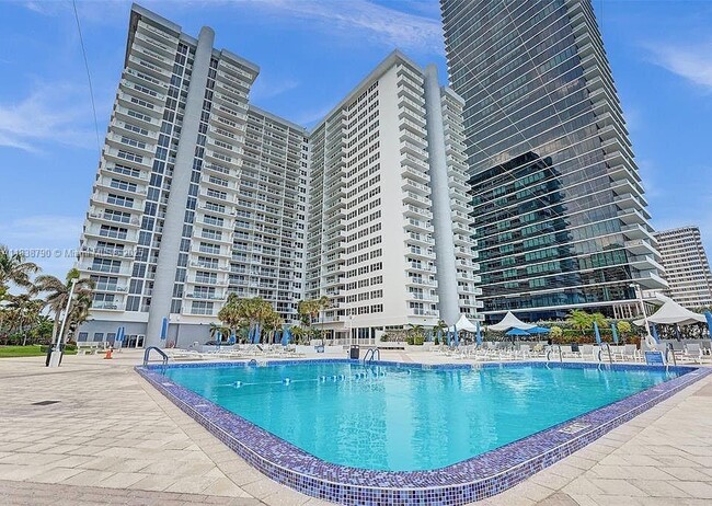 Building Photo - 2030 S Ocean Dr