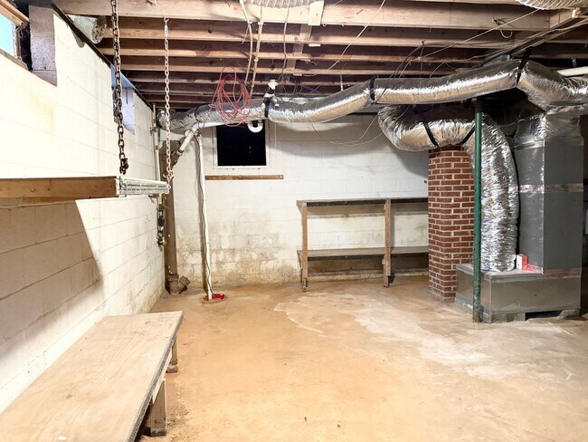 Building Photo - Beautiful Brick Home in Prime Hickory Location – Spacious Layout & Hardwood Floors!