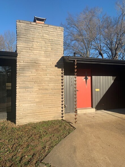 Building Photo - 713 Hutchins Dr