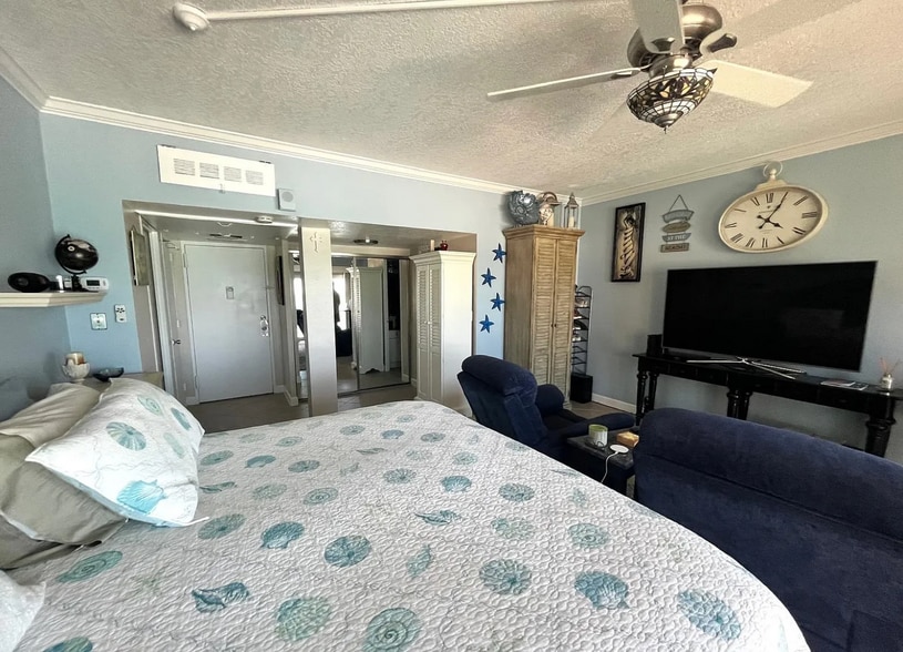 Building Photo - 880 Mandalay Ave