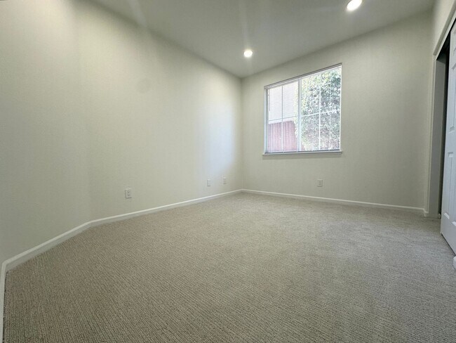 Building Photo - 2608 St Andrews Dr