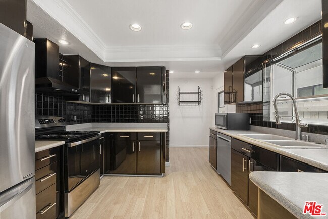 Building Photo - 745 Oxford Ave