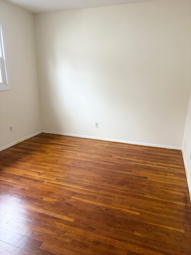 Building Photo - 107 Ebony St