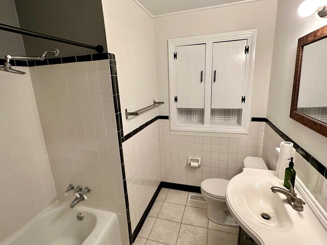 Building Photo - 408 Avery St