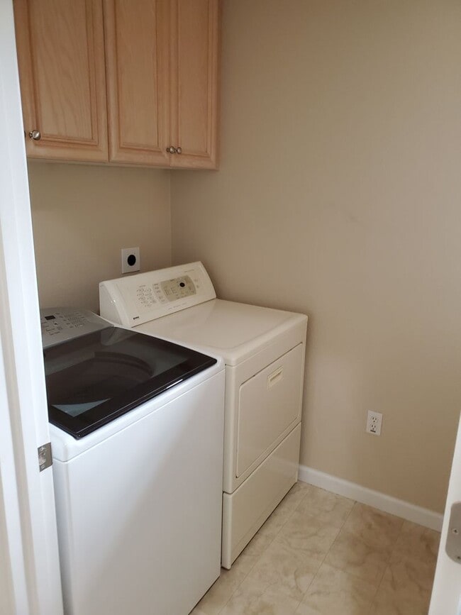 Building Photo - Wonderful 5bd / 3.5ba with 2 master suites