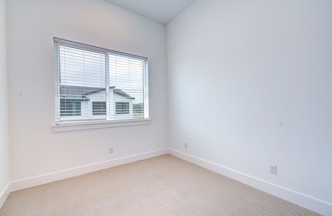Building Photo - Luxury Upgraded Executive Townhome | 4 Bed | 3 Bath in Prime Camas School District