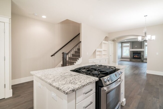 Building Photo - Luxury Townhome in the Heart of Lake Osweg...