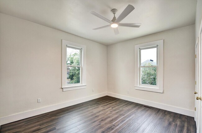 Building Photo - Where Vintage Vibes Meet Modern Mojo—Rent This Rare Historic 4BR/2BA Duplex in Norfolk’s Park Place