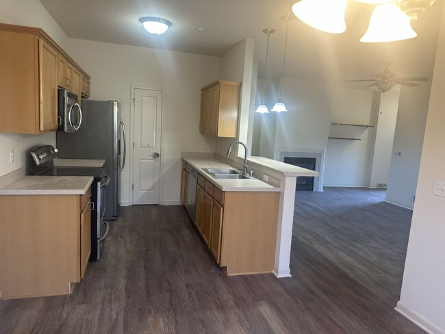 Building Photo - Spacious and Convenient – 3 Bedroom / 3 Ba...